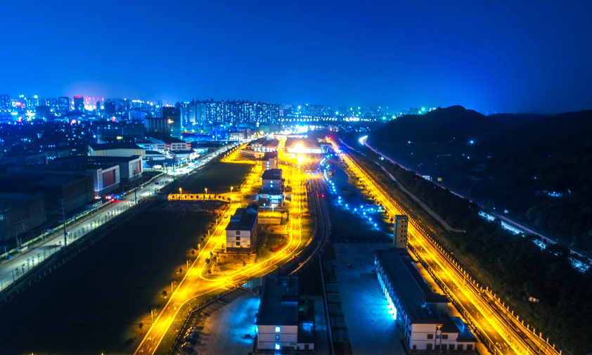 “海綿車輛段”有別于以快排和防洪為重點的傳統排水設計方式，融入“海綿城市”建設理念，結合場地自然景觀進行海綿化設計，降雨時可以吸收、滲透、滯蓄、凈化場地內的雨水，干旱時還能釋放此前蓄存水，有效調節水循環，改善了生態環境，也保證了地鐵的安全運行。圖為項目夜景。