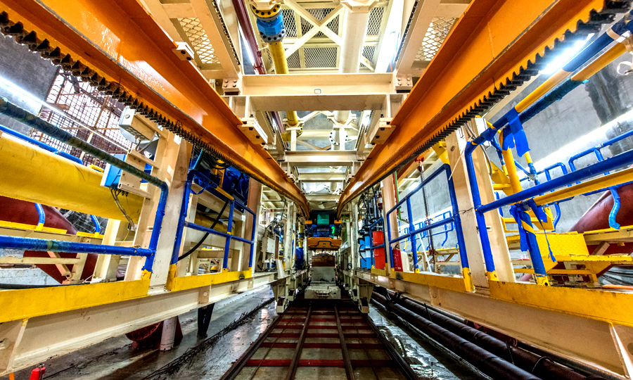 圖為大直徑泥水平衡盾構機后配套臺車內一隅。