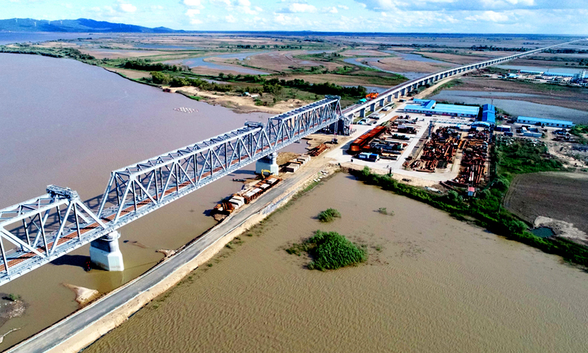 4月22日，由中國鐵建大橋局四公司負責施工的同江中俄鐵路大橋軌道鋪設工程進入中俄交界最后144米四線套軌板式無砟軌道鋪設施工，此次鋪設施工完成后，同江中俄鐵路大橋將與俄方施工段施工接軌，屆時具備開通運營條件。圖為中國鐵建大橋局四公司同江中俄鐵路大橋軌道板及鋼軌鋪設施工遠景。