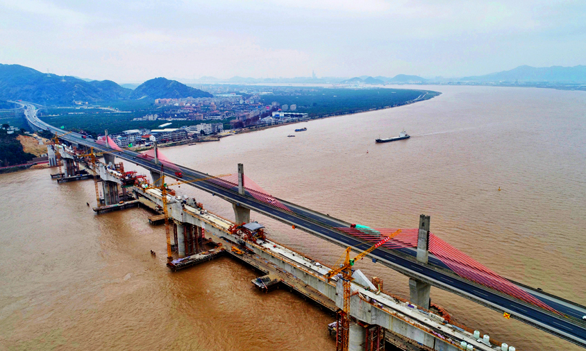 靈江特大橋主跨合龍掃清了金臺鐵路主體施工的最大障礙，將大大加快金臺鐵路建設進程。在建設過程中，靈江特大橋始終保持安全形勢平穩，質量優異，被譽為金臺鐵路“最美橋梁”。圖為建設中的靈江特大橋。
