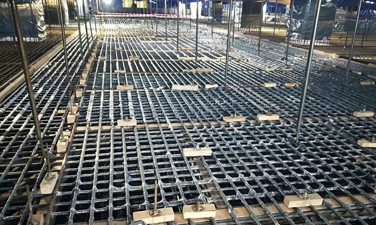 中哈產能合作的重點項目——哈薩克斯坦石油化工綜合體項目，由中國化學工程總承包，于2017年12月6日正式啟動，計劃工期44個月，建成后預計年產達50萬噸聚丙烯。目前項目正在順利建設中。圖為哈薩克斯坦石油化工綜合體項目施工現場。