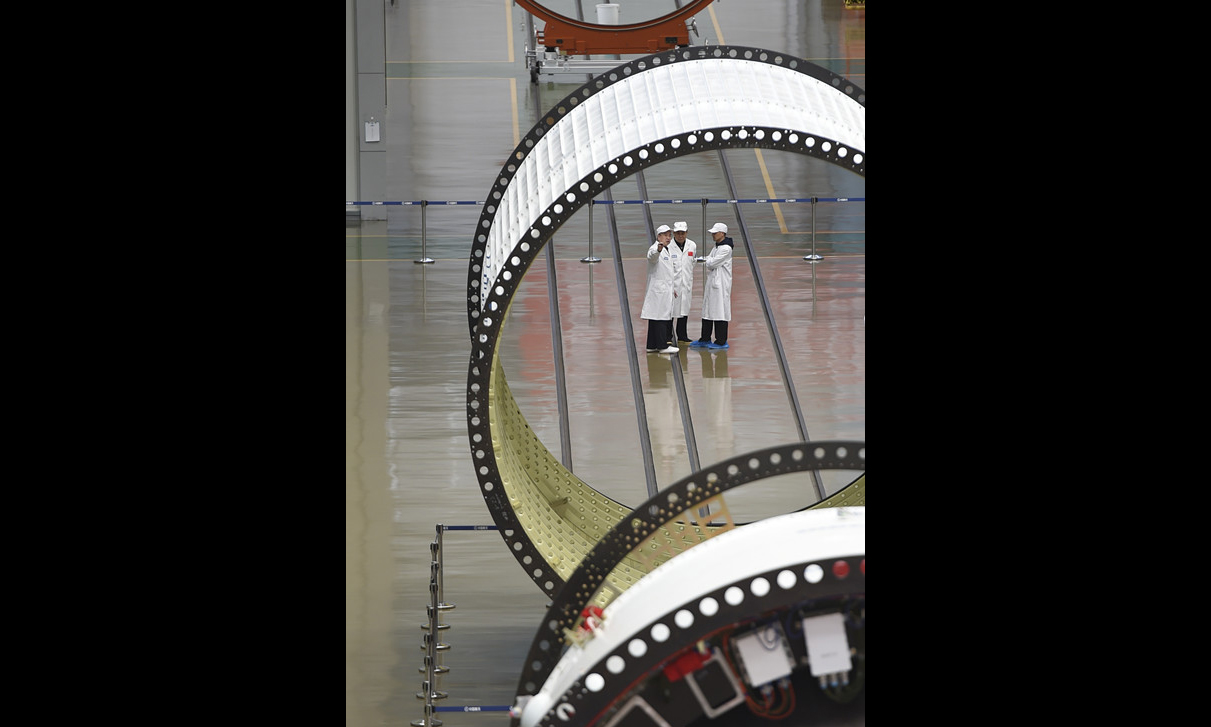 圖為工作人員在天津新一代運載火箭產業化基地長征五號總裝測試車間工作場景。