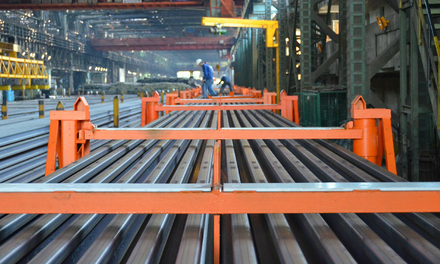 近日，第一批由鞍鋼集團攀鋼釩軌梁廠萬能二線批量軋制的百米長定尺75kg/m重軌開始裝車外發，這標志著鞍鋼鋼軌家族增添了一位“重量級”新成員。圖為百米長定尺75kg/m重軌正在裝車。