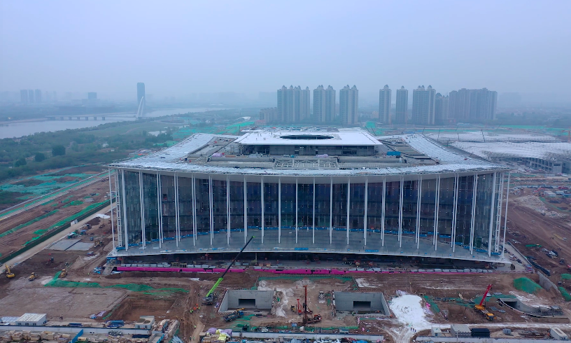 作為西安投身“一帶一路”建設的標志性工程，建設中的西安絲路國際會議中心猶如一彎新月，散發著古今、南北交融的氣息，將打造成為“一帶一路”建設合作新平臺，助力西安提升城市形象、加快國際化進程。圖為4月13日，無人機拍攝的西安絲路國際會議中心。（北京電視臺 楊曉春 攝）