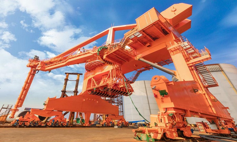 近日，中交集團所屬振華重工環保型螺旋卸船機完成總裝試車，為國內首創。該卸船機的使用，將改變煤炭等卸船作業引起粉塵污染的現狀。