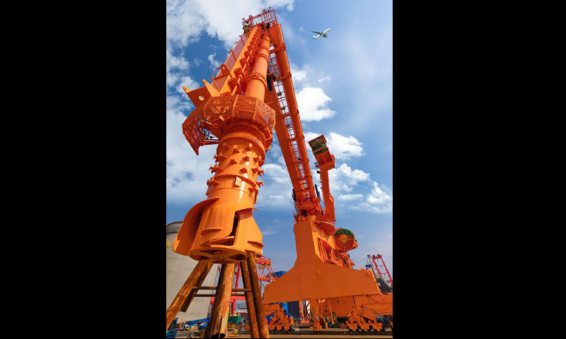 環保型螺旋卸船機由取料頭、垂直螺旋、水平螺旋、變頻驅動控制等組成，額定生產能力為每小時1500噸，最大生產能力為每小時1800噸，最大作業船型為7萬噸級煤炭散貨船，兼顧10萬噸煤炭散貨船。該設備具有綠色環保、高效等特點，可實現封閉式作業、物料單向運動，改善散貨碼頭周邊生態環境，助推散貨碼頭實現“零污染”。