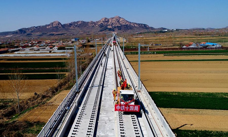 魯南高鐵東起日照，與青連鐵路日照西站接軌，向西經臨沂、曲阜、濟寧、菏澤，與鄭徐客運專線蘭考南站接軌，全長494公里，設計時速350公里，是山東省“三橫五縱”高速鐵路網的重要組成部分，國家“八縱八橫”高速鐵路網的重要連接通道，也是山東省有史以來建設里程最長、投資規模最大、建設條件最復雜、沿線人口最多的鐵路項目。圖為中鐵十四局魯南高鐵鋪軌現場。