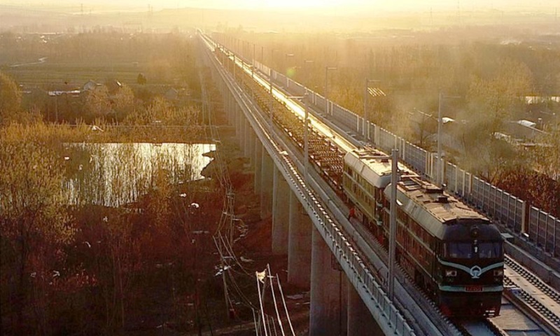 徐家莊隧道進口處最大坡度很高，是全線鋪軌施工的重難點，項目部采用3臺DF4內燃機車增加推送動力的方式推動長軌大列，讓鋪軌機邊爬坡邊進行鋪軌作業。圖為長軌大列運送鋼軌。