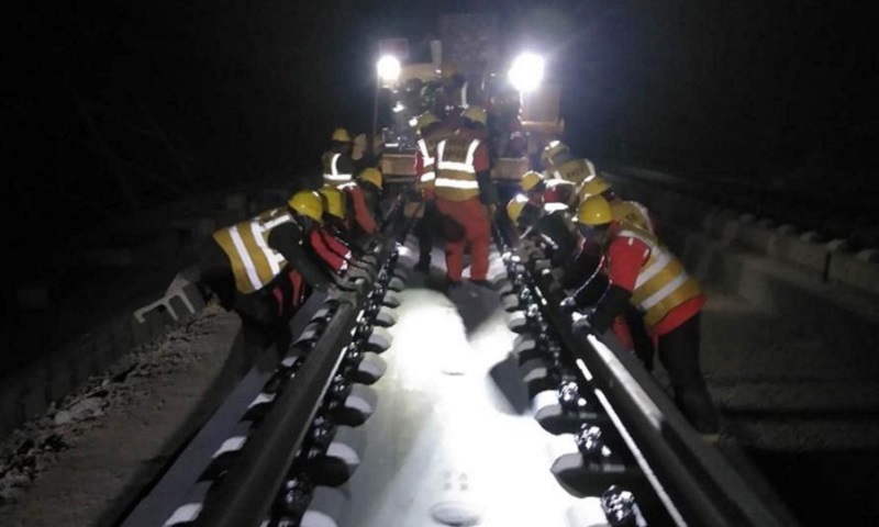 在全線最大的車站臨沂北站鋪軌施工中，建設者放棄與家人春節團聚的機會，在零下十幾度的嚴寒中堅守崗位，采用人力車運送鋼軌、人工鋪軌的方式作業，克服了站內施工專業設備無法進場的難題，打通了鋪軌施工的關鍵節點。圖為夜間鋪軌。