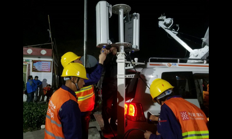 4月1日,中國電信四川機動應急通信局派出兩個梯隊、4名技術人員、2輛衛星通信車以及12部衛星電話等專業應急通信力量趕赴火災保障現場，于當日16時20分開通了衛星基站，為現場搶險指揮部提供 3G、4G通信保障服務。圖為中國電信搶險人員在緊急開通應急保障車。