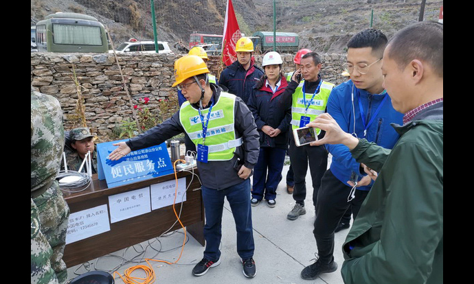 撲火行動期間，中國電信涼山分公司全力保障木里、鹽源方向的傳輸網絡暢通，做好沿途基站保障。同時在搶險指揮部設置便民服務點，為搶險救災隊伍提供全方位網絡保障和充電等服務。截至4月2 日上午，受災區域及沿途通信暢通，網絡、設備、衛星電話正常運行，便民服務點有效解決了救援人員臨時通訊和后勤需求。圖為中國電信涼山分公司在現場開展便民服務。