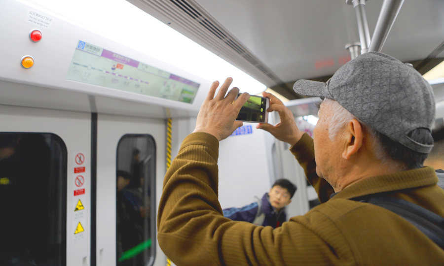 濟南地鐵1號線正式商業運營對于完善濟南城市綜合交通體系、增強城市功能品質、拓展省會發展空間，打造全國新舊動能轉換綜合試驗區，具有十分重要的意義。圖為市民在車廂內拍照留念。