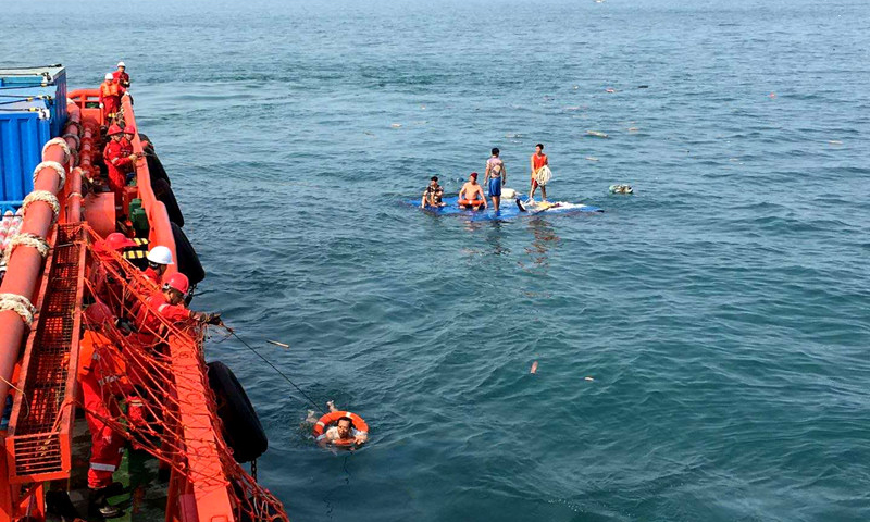 3月21日上午9時30分，中國海油南海西部石油管理局協調部應急指揮中心值班室接到瓊州海峽西側海域漁民遇險的求救警報后，立即向位于事發海域附近中國海油所屬“中油海263”輪發出救助命令。作業船只在瓊州海峽交通管理處的協調下，將7名落水漁民安全救起，并為他們提供食物和衣服幫助恢復身體，安排醫護人員為受傷漁民包扎傷口。10時40分，“中油海263”輪按照海峽交管指示將獲救漁民轉移到碼頭。在搜救指令完全解除后，作業船只繼續工作，駛向東方氣田。（吳盛龍 申洪臣 攝）