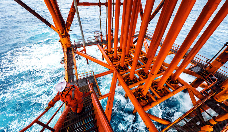 中國海油惠州21-1平臺是南海東部海域的首個海上設施，已服役近30年。自投產以來，該平臺建立現場管理人員生產作業現場的巡查制度，同時對因老齡化出現功能退化的平臺結構和設備進行系統性維護，使老平臺煥發勃勃生機。圖為3月8日，該平臺安全員到蜘蛛甲板（海上平臺最底層甲板）巡檢，對設施結構、設備狀態及有無溢油等隱患進行排查。（李彥昭 邱婷 攝）