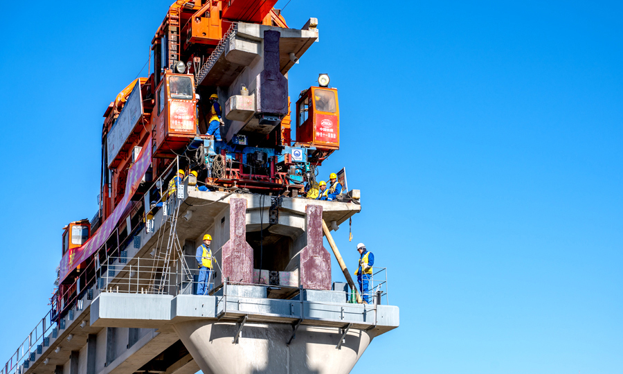 拉林鐵路正線共架設T梁1814孔，其中，聲屏障橋梁149孔，是專為減少火車運行時對沿線居民產生的噪音污染而設計的。圖為工作人員準備架梁。