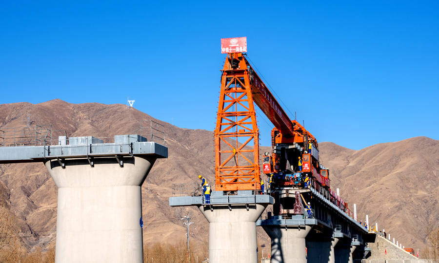 川藏鐵路是國家“十三五”規劃重點項目，也是繼青藏鐵路之后，“世界屋脊”通往內地的又一條大動脈。據了解，川藏鐵路拉薩到林芝段是西藏第一條電氣化鐵路，正線全程435.48公里，總投資366.74億元，設計時速160公里，預計2021年建成通車。中鐵十一局三公司承擔著全線的鋪軌架梁任務。圖為杰德秀1號特大橋（拉林鐵路首座聲屏障特大橋）架設中。