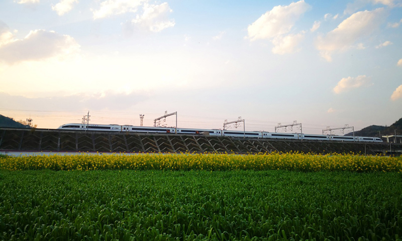 圖為3月20日，一列動車組列車在滬昆高鐵貴州關嶺段行駛。（新華社記者 楊文斌 攝）