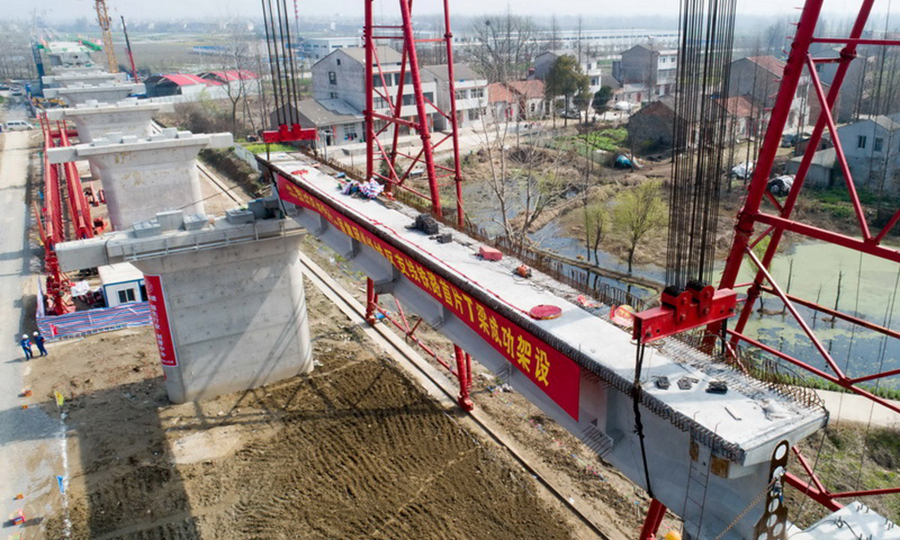 3月18日，由中國鐵建所屬鐵四院設計施工總承包、中鐵十一局承建的武漢至仙桃城際鐵路開始架梁。武仙城際鐵路是全國首條采用設計施工總承包（EPC）模式建設的城際鐵路。EPC模式通過減少管理接口，提高工作效率，可實現縮短工期、降低投資的建設目標。該模式的運用，對改革和創新鐵路建設模式具有重要的示范和引領作用。圖為架梁作業現場。（歐巍 攝）
