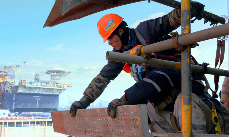 殼牌企鵝FPSO（浮式生產儲卸油裝置）是中國海所屬油海油工程公司承攬的第一個殼牌FPSO項目，目前已進入空間建造作業趕工階段。圖為3月10日，該項目船體建造現場，中國海油高空作業人員如同高空“衛士”，正在全力搭建安全作業平臺。