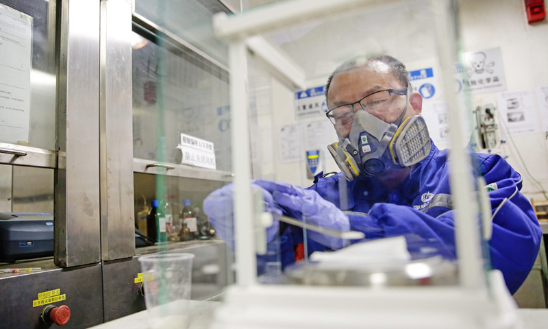 3月10日，中國海油南堡35-2WHPB平臺調驅作業人員對聚合物溶液黏度做跟蹤測試，以保證注水井注入聚合物溶液后實現高質量驅油。該平臺自2008年開始進行弱凝膠調驅先導實驗，油田通過技術創新和不斷總結弱凝膠調驅實踐，持續提高驅油效率。截至目前，3個受益井組累計增油量達累產油量的7.6%。（杜鵬輝 康俊偉 攝）