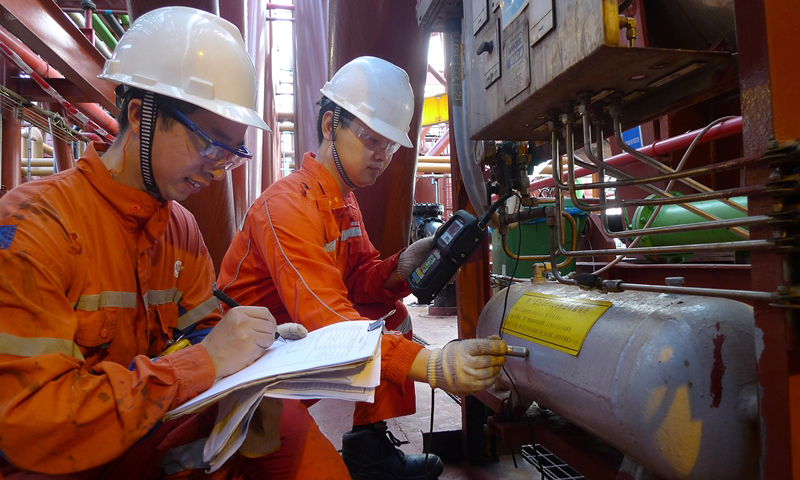 3月11日，中國海油流花油田作業區“南海勝利”號FPSO（浮式生產儲卸油裝置）按計劃進行年度壓力容器檢測作業，以確保壓力容器設備安全、可靠運行。此次作業，涉及壓力容器設備管理的班組仔細辨識不同作業點風險，并將預防措施落實到位。同時將設施上同類型、同型號的設備分組檢測，作業效率提高了20%。圖為檢測人員對生產區儀表氣包進行測厚作業。（沙江 攝）