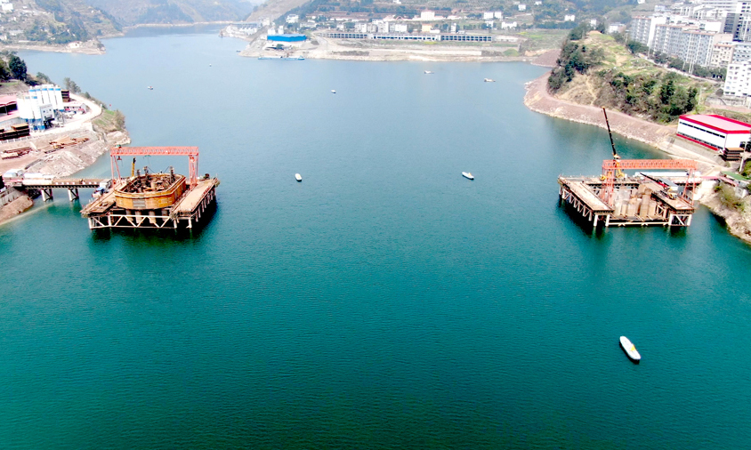 3月7日，中國鐵建所屬中鐵十一局集團承建的“國內第一深水樁”鄭萬高鐵彭溪河多線特大橋首節深水鋼圍堰（臨時性圍護結構）成功下放，標志著大橋施工取得突破性進展，為全線早日建成通車打下了堅實的基礎。圖為航拍建設中的彭溪河多線特大橋。（鞠芝勤 攝）