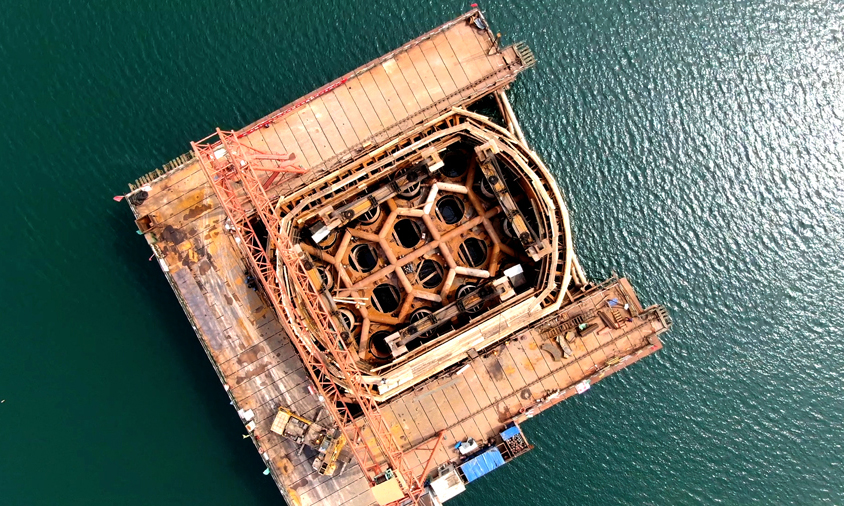 鄭萬鐵路為雙線高鐵，為西南地區至華中、華北地區的快速客運通道，全長818公里，其中重慶境內181公里，設計行車速度為350公里/小時。鄭萬高鐵全線建成通車后，屆時將實現京鄭渝昆高速鐵路全線貫通，并與京廣、隴海、蘭渝等鐵路大通道聯網，極大地縮短重慶及三峽庫區與華中、華北等地的時空距離，重慶坐火車到北京只需要8小時。圖為俯瞰即將下放的首節鋼圍堰。（鞠芝勤 攝）