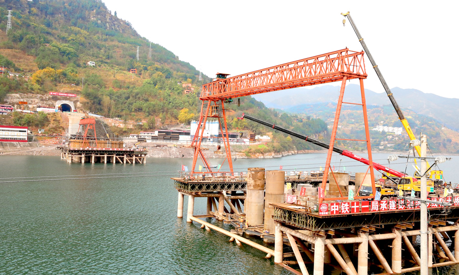 圖為建設中的彭溪河多線特大橋。（鄧豪 攝）