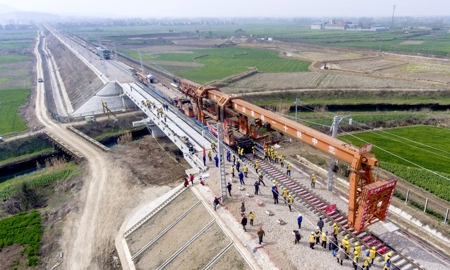 圖為無人機拍攝的蒙華鐵路蠻河特大橋鋪軌作業現場。