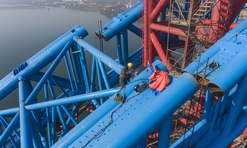 圖為3月12日，施工人員在漢十高鐵崔家營漢江特大橋施工現場作業。新華社發（楊東 攝）