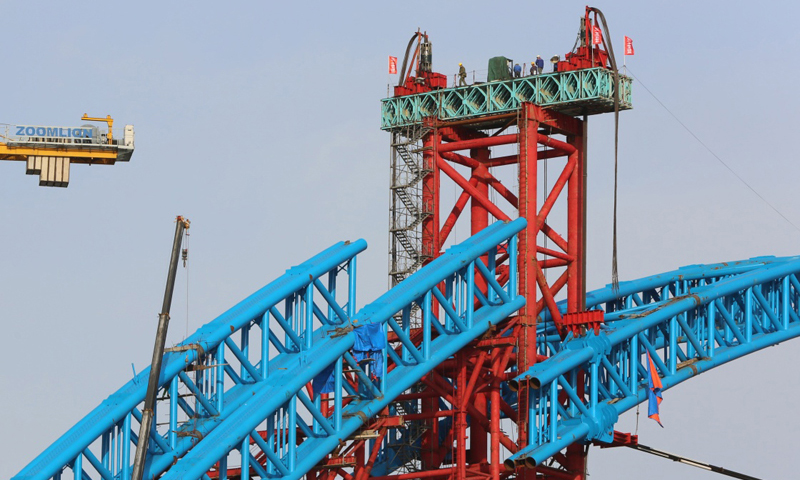 圖為3月11日，施工人員在漢十高鐵崔家營漢江特大橋主拱上進行抬升作業。新華社發（楊東 攝）