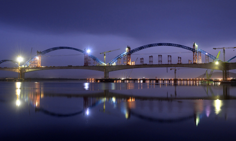 圖為3月11日拍攝的漢十高鐵崔家營漢江特大橋主拱抬升作業現場。新華社發（謝勇 攝）