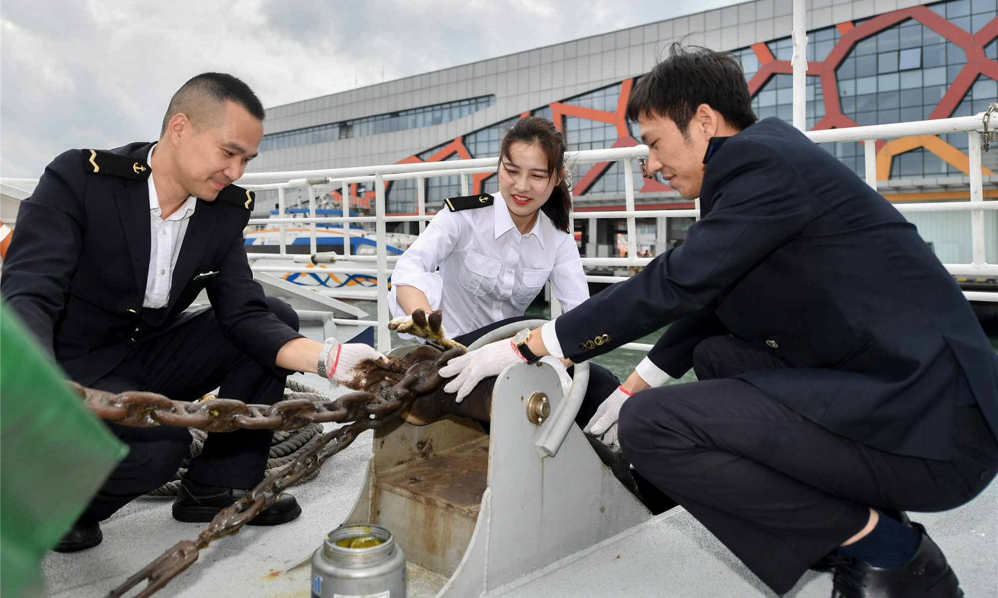 高速客船的駕駛難度很高，對于駕駛員的要求非常嚴格。不同于其它船舶，其航速能達到30多節，與其它船舶會遇時間極短，要求駕駛員必須快速判斷，在1個多小時的航程中注意力高度集中。圖為3月5日，何倩倩和同事在開航前檢查客船設備。（唐蜀全 攝）