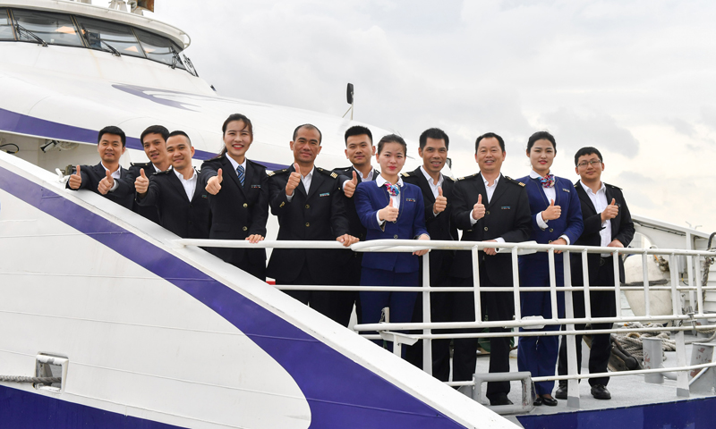 回想起第一次駕駛高速船的經歷，何倩倩覺得自己像指揮著千軍萬馬的將軍，有自豪感也懷揣慌張與局促。她所駕駛的高速客船，載客296人，春節期間每天接送出行的乘客達到2000人以上。圖為3月5日，何倩倩與團隊同事在高速客船上合影。（唐蜀全 攝）