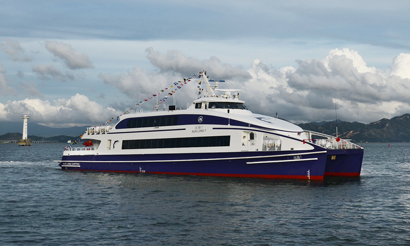 大海波瀾壯闊，夢想色彩斑斕。何倩倩說，她的目標是成為高速客船、甚至郵輪的女船長，駕駛著萬噸巨輪，馳騁在蔚藍的海面。汽笛聲起，小何帶著她的蔚藍夢想出發了。為夢想邁開腳步，在實現中國夢的壯闊大路上，我們都是追夢人！圖為何倩倩駕駛的高速客船。（徐建兵 攝）