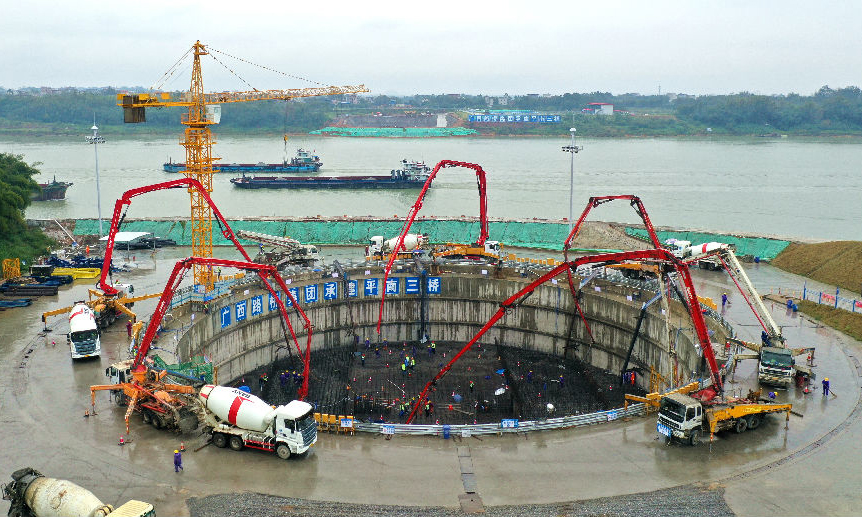 平南三橋跨越潯江，全長1035米，主跨575米，為中承式鋼管混凝土拱橋，建成后將是世界最大跨徑的拱橋，成為“中國橋梁”國家新名片。圖為施工現場。（黃煥亮 攝）