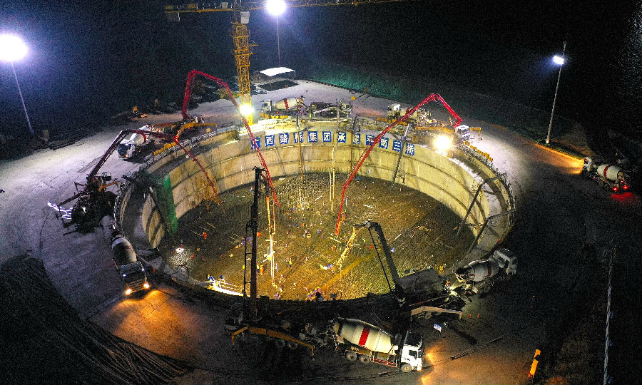 整個澆筑期間，現場配備60多臺大型設備，200余人參與施工，連續奮戰3個晝夜，精心組織施工，保障了混凝土的順利澆筑。圖為夜間施工場景。（黃煥亮 攝）