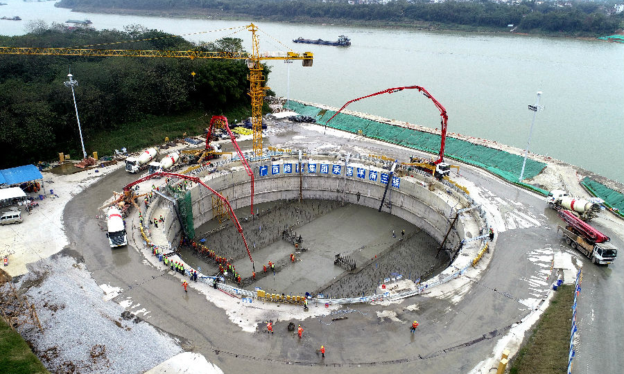 平南三橋北岸拱座基礎底板直徑54.6米，厚6米，需一次性澆筑14000余方凝土。圖為夜間施工場景。圖為施工現場。（黃煥亮 攝）