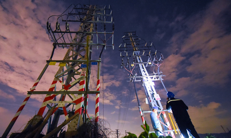 自1979年建市以來，珠海電網已從最初的幾十條電線，發展為如今的“四極兩翼”蝶形電網，供電服務綿延輸送至千家萬戶。圖為2017年8月26日，珠海斗門六鄉鎮，南方電網廣東珠海供電局復電搶修隊連夜為居民復電。