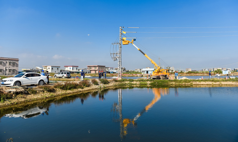 從過去供電難以保障、燈光稀疏，到2015年、2016年供電可靠性連續蟬聯全國第一，2018年全口徑低壓用戶平均停電時間0.42小時，躋身世界一流水平……圖為南方電網珠海供電局工作人員正在開展配網網架完善工作。（周東興 攝）