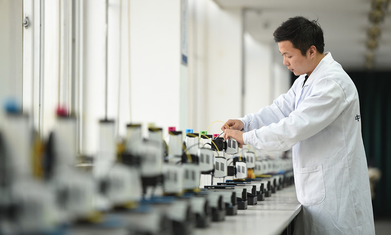 近期，中國航天科技集團有限公司五院529廠星馳恒動公司基于金屬3D打印技術，開發出教育用桌面3D打印機，并大力拓展民用市場。目前，該公司研發的桌面3D打印機已成功用于全國多地的中小學3D打印教育，同時還實現了首批200臺桌面3D打印機的出口。圖為技術人員正在對開發的新款桌面3D打印機進行測試。