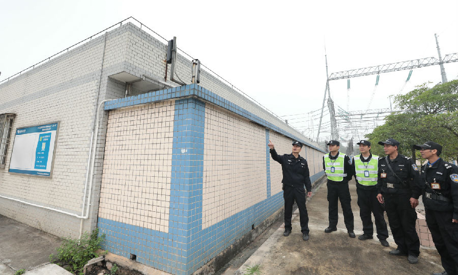 近日，南方電網廣東肇慶供電局聯合當地公安部門對全市110千伏以上變電站進行檢查，提高治安保衛防范能力。圖為警務室與變電站安保人員聯合巡查，確保兩會期間安全穩定供電。（白國穎 攝）