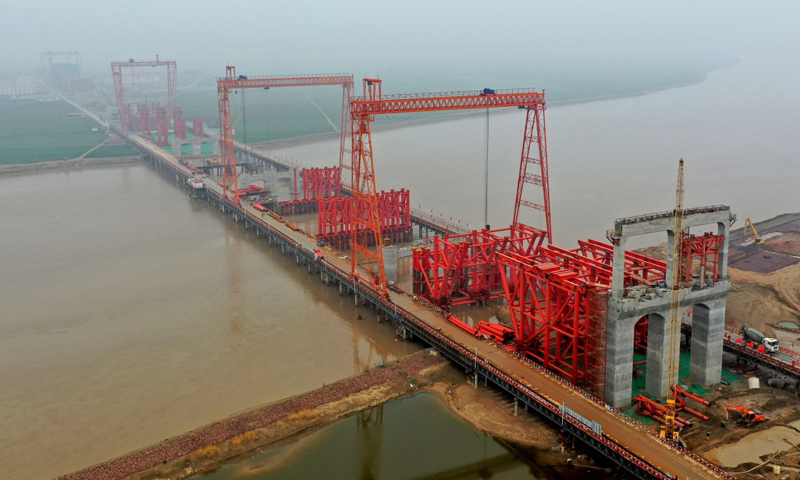 3月3日，由中鐵大橋局承建的鄭（州）濟（南）高鐵鄭州黃河特大橋首件連續鋼桁梁順利架設到位，標志著鄭濟高鐵鄭州黃河特大橋正式進入連續鋼桁梁施工階段。圖為施工中的鄭濟高鐵鄭州黃河特大橋。（新華社記者 朱祥 攝）