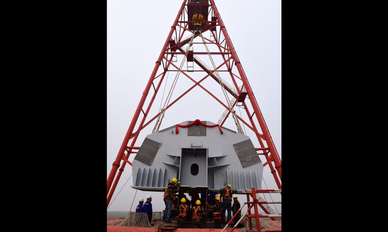 圖為3月3日，工程技術人員在鄭濟高鐵鄭州黃河特大橋架設首件連續鋼桁梁。（新華社記者 朱祥 攝）