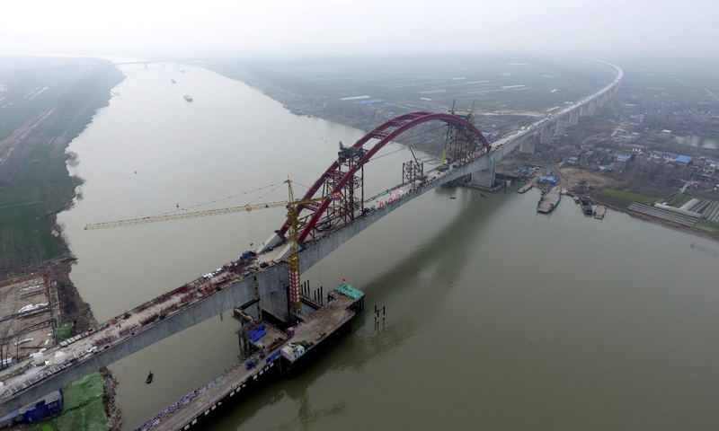 2月28日，由中鐵八局一公司承建的商合杭鐵路跨淮河特大橋鋼管拱順利提升合龍。圖為完成鋼管拱提升合龍后的商合杭鐵路跨淮河特大橋。新華社發
