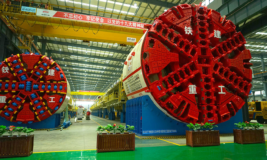 廣州市軌道交通18號和22號線總投資約436億元，是目前國內投資額最大的地鐵項目，也是廣州市有史以來規模最大的單個招標項目。圖為盾構機生產車間一隅。（李濱 攝）