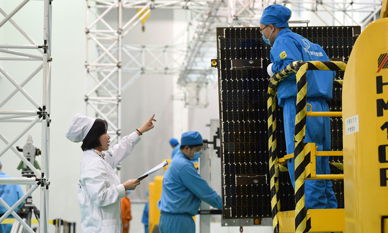 近日，航天科技集團五院529廠面對春節前緊張的太陽翼部裝交付任務，各崗位人員鉚足干勁、戒驕戒躁，進一步加強嚴慎細實的工作作風，針對裝配過程中的風險環節，加大自檢、互檢力度，聚焦風險控制措施的落實，全力以赴確保節前太陽翼部裝任務順利圓滿完成。圖為操作人員正在進行太陽翼的裝配。