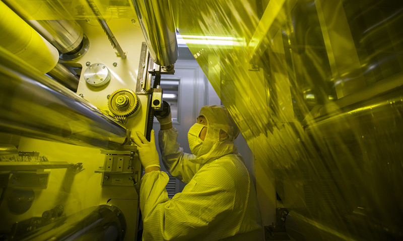 中國航天科技集團有限公司四院7416廠制定了“323”的任務目標，在完成科研生產任務的同時，明確提出了提升航天技術應用產業市場化能力和運營質量的具體要求，通過釋放新建生產線產能，大力推進歸核聚焦與市場開拓，不斷形成新的經濟增長點。圖為該廠技術人員進行產品檢測場景。