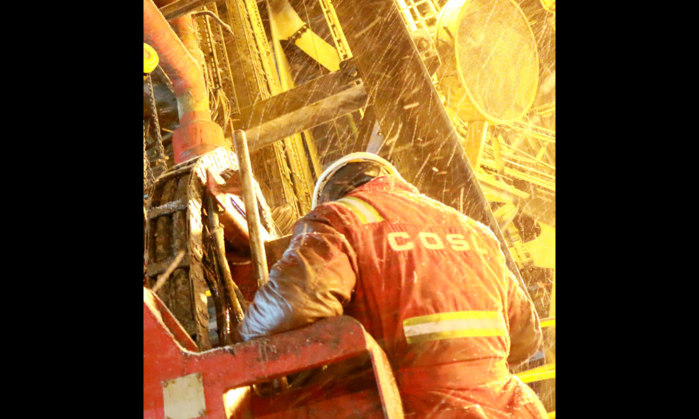 2月14日，正在曹妃甸11-2-A24H1井進行作業的“凱旋一號”鉆井平臺突降大雪。圖為工作人員冒著風雪堅守崗位，保障平臺安全生產。