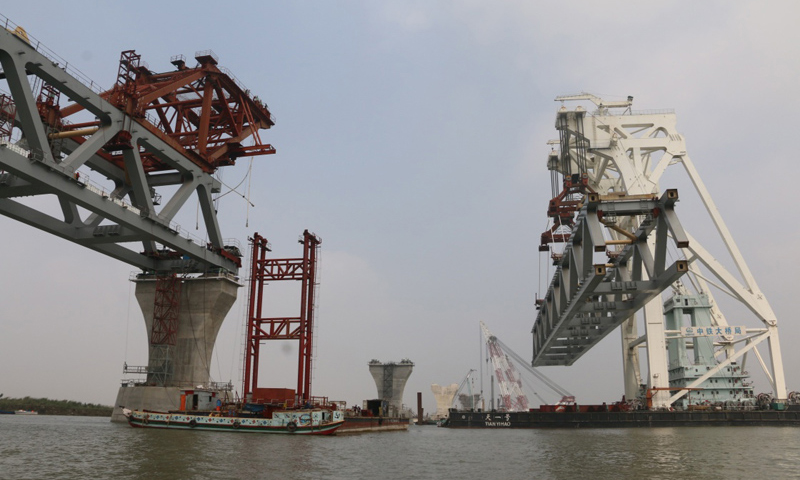 圖為2月20日，在孟加拉國帕德瑪河上，中國建造的萬噸級中心架梁起重船“天一號”將總重超過3000噸的鋼梁架設到橋墩上。新華社發（段永紅 攝）